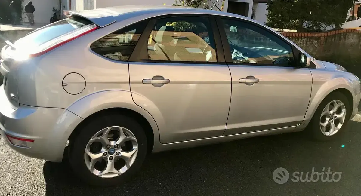 Usata Ford Focus Titanium 101 CV (74 kW) 2010 Argento Berlina