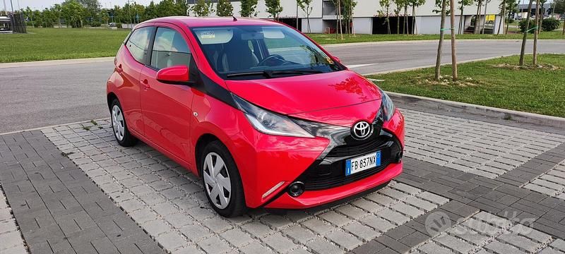 Usado Toyota Aygo 69 HP (50 kW) 2016 Vermelho Citadino