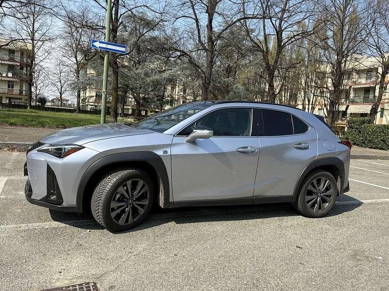 Usata Lexus UX 250h Luxury Line 145 CV (106 kW) 2023 Argento SUV