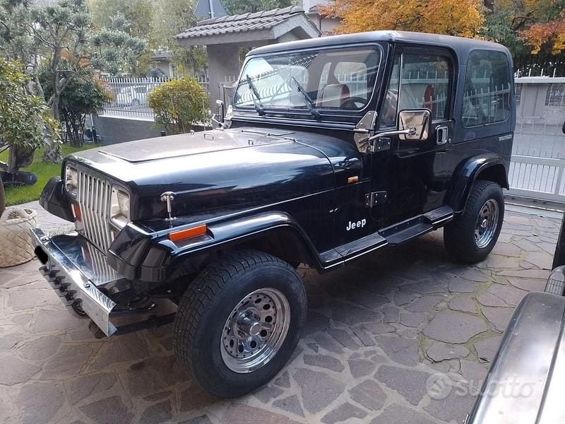 Usata Jeep Wrangler Laredo 103 CV (75 kW) 1989 Nero SUV