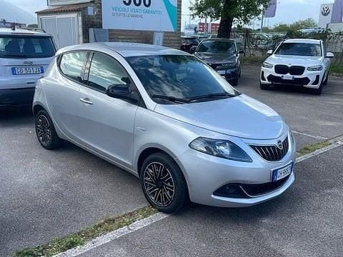 Usata Lancia Ypsilon Gold 69 CV (50 kW) 2022 Argento Utilitaria