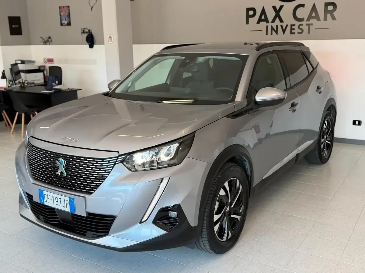 Usata Peugeot e-2008 Allure 100 kW (136 CV) 2021 Argento SUV