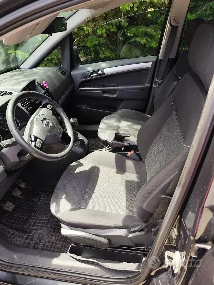 Usata Opel Zafira 150 CV (110 kW) 2012 Nero Monovolume