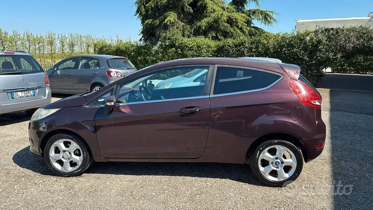Usata Ford Fiesta Titanium 92 CV (67 kW) 2011 Marrone Berlina