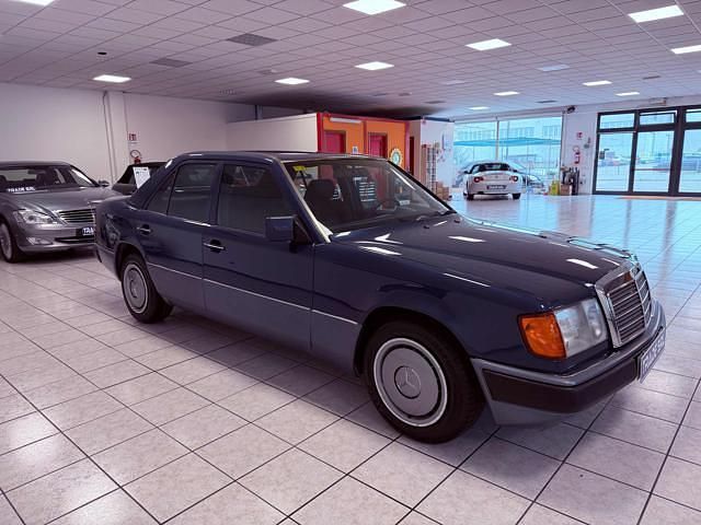 Usata Mercedes E220 150 CV (110 kW) 1993 Blu Berlina