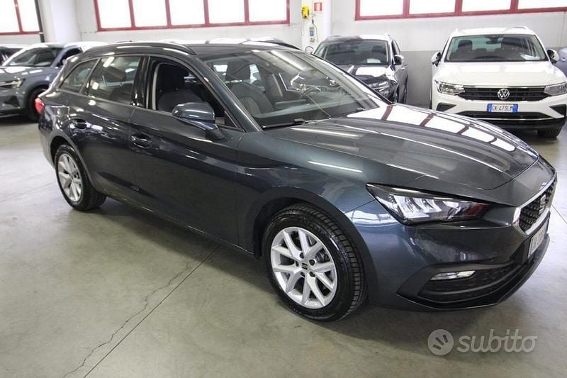 Käytetty Seat Leon Style 116 HP (85 kW) 2023 Harmaa Sedan