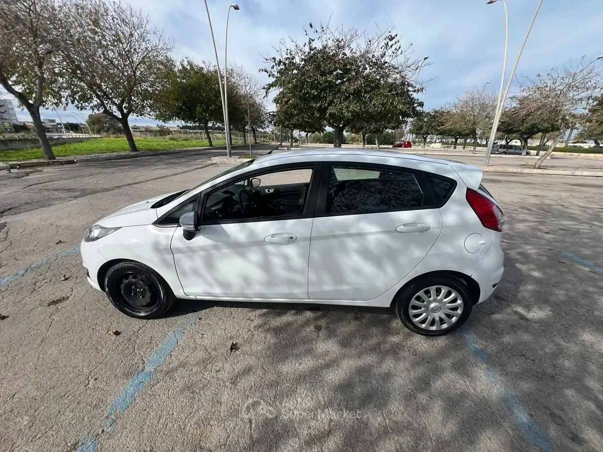 Usata Ford Fiesta Titanium 95 CV (69 kW) 2015 Bianco Utilitaria