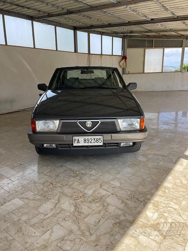 Usata Alfa Romeo 75 119 CV (87 kW) 1988 Grigio Berlina