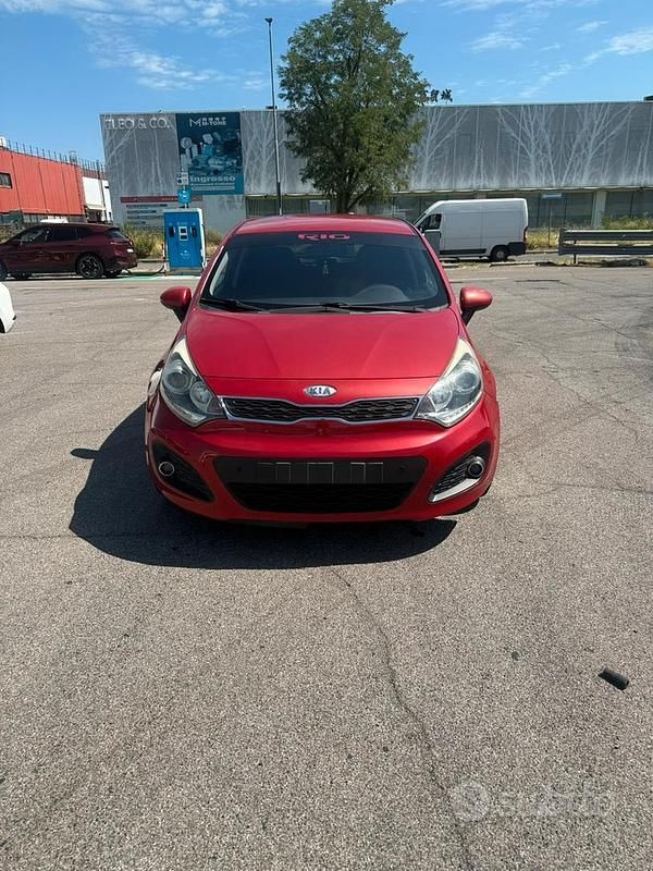Usado Kia Rio 90 HP (66 kW) 2011 Vermelho Sedan