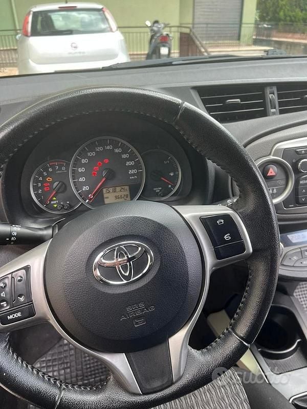 Usata Toyota Yaris 69 CV (50 kW) 2013 Grigio Utilitaria