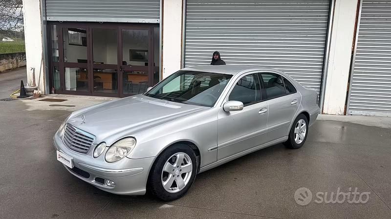 Usata Mercedes E220 150 CV (110 kW) 2004 Grigio Berlina