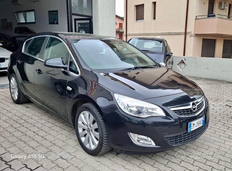 Usata Opel Astra Cosmo 140 CV (102 kW) 2012 Nero Berlina