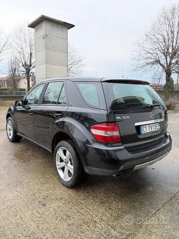 Usata Mercedes ML320 224 CV (164 kW) 2006 Nero SUV