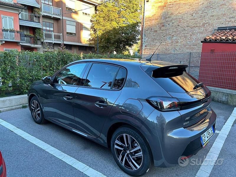Usata Peugeot 208 Allure 101 CV (74 kW) 2023 Grigio Utilitaria