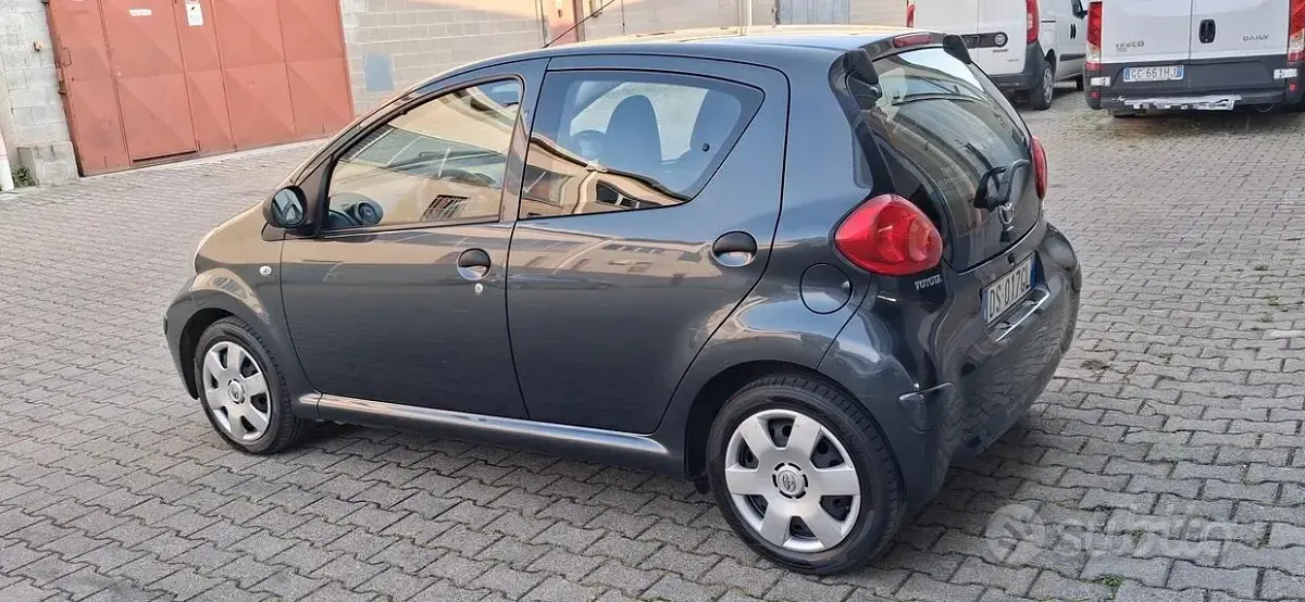 Second-hand Toyota Aygo Sol 68 CP (50 kW) 2008 Gri Hatchback