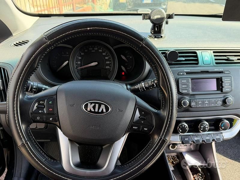 Usata Kia Rio Active 75 CV (55 kW) 2014 Nero Berlina