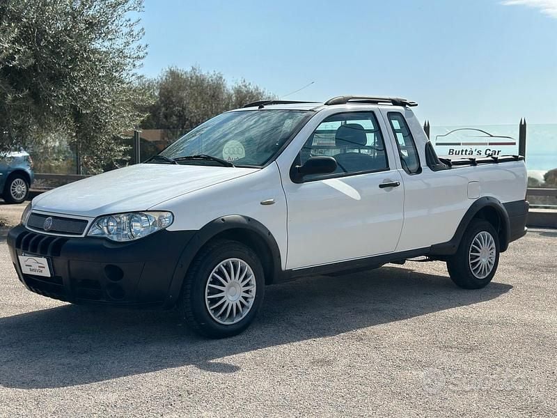 Bianco Usata 2010 Fiat Strada Pick-up | 10.000 € (Buon prezzo) - Immagine 1/4