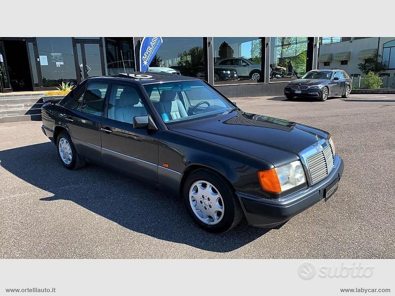 Usata Mercedes E200 122 CV (89 kW) 1991 Nero Berlina