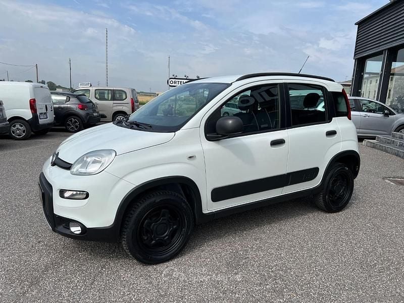 Usata Fiat Panda 4x4 S 95 CV (69 kW) 2018 Bianco Utilitaria
