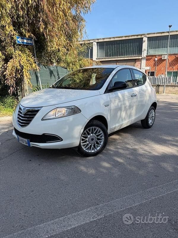 Usata Lancia Ypsilon Silver 85 CV (62 kW) 2014 Bianco Utilitaria