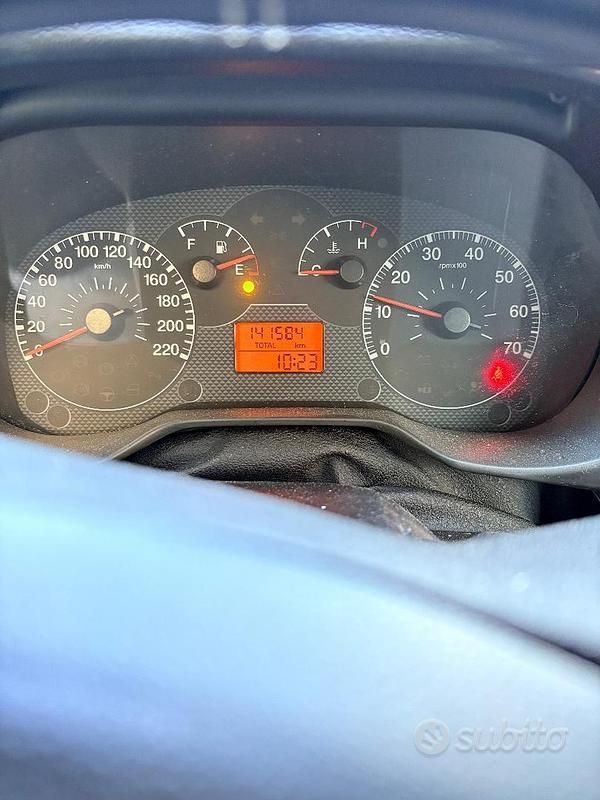 Usata Fiat Grande Punto 77 CV (56 kW) 2006 Bianco Utilitaria