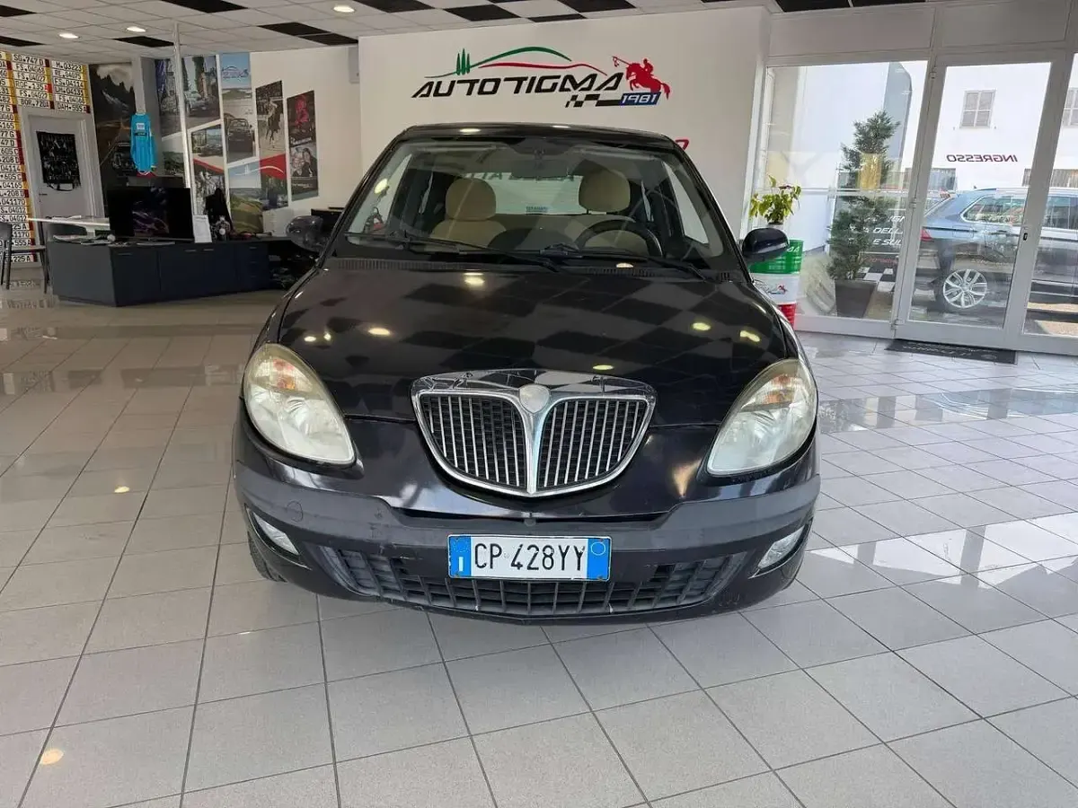 Usata Lancia Ypsilon 60 CV (44 kW) 2004 Nero Utilitaria