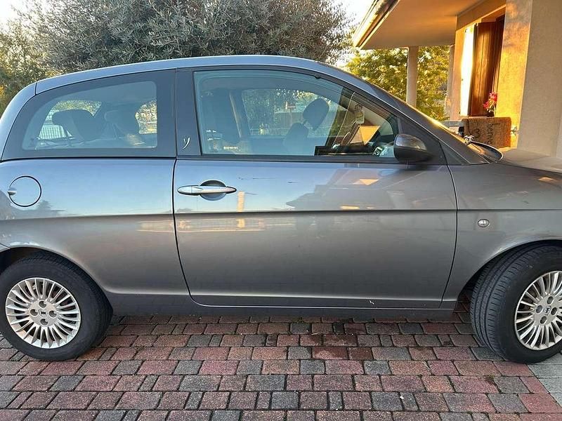 Usata Lancia Ypsilon 60 CV (44 kW) 2007 Grigio Utilitaria