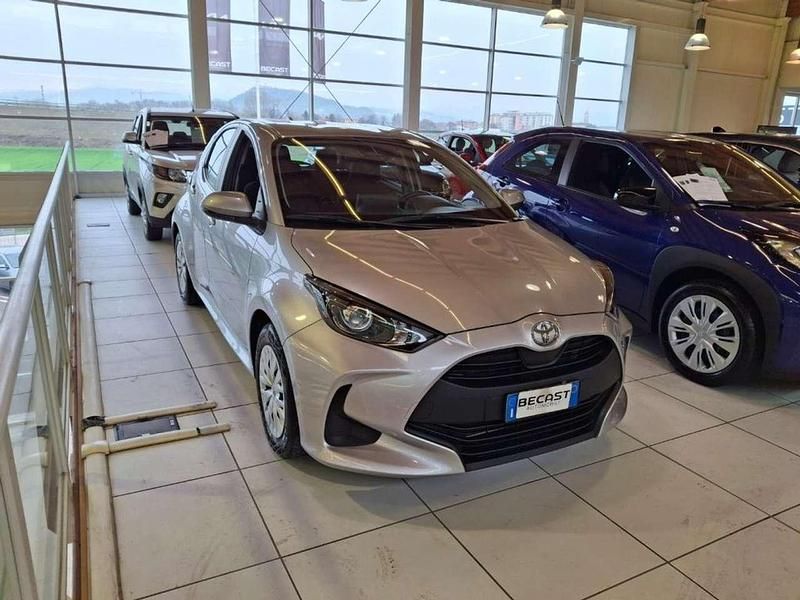 Usata Toyota Yaris Hybrid Active 92 CV (67 kW) 2024 Argento metallizzato Berlina