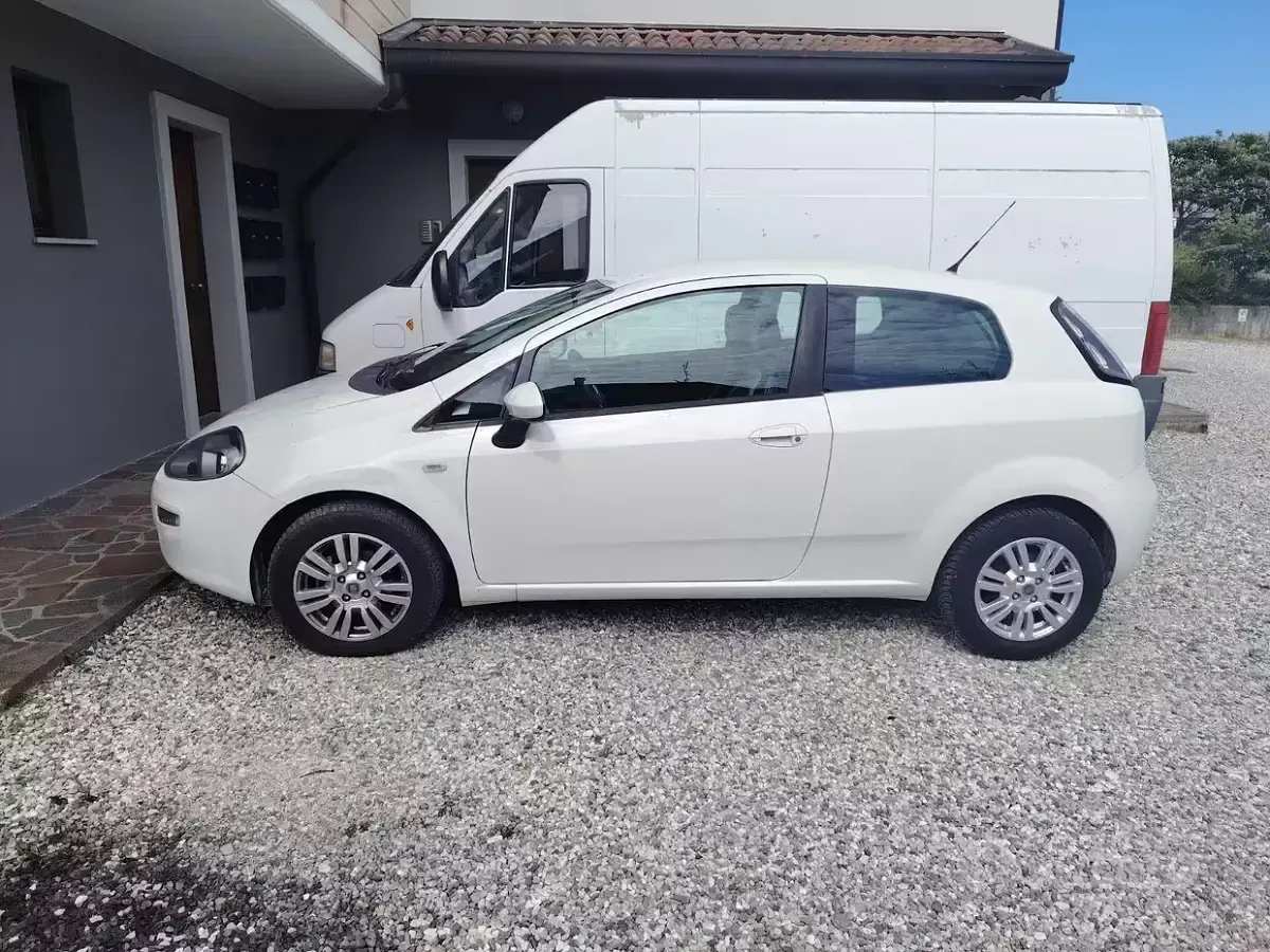 Usata Fiat Grande Punto 75 CV (55 kW) 2013 Bianco Utilitaria