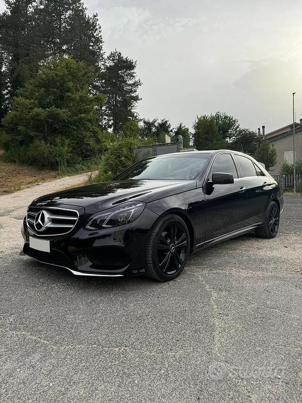 Nero Usata 2015 Mercedes E220 Premium Tre volumi | 14.000 € (Buon prezzo) - Immagine 1/4