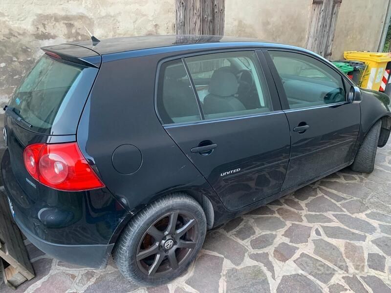 Usata VW Golf V 105 CV (77 kW) 2008 Nero Utilitaria