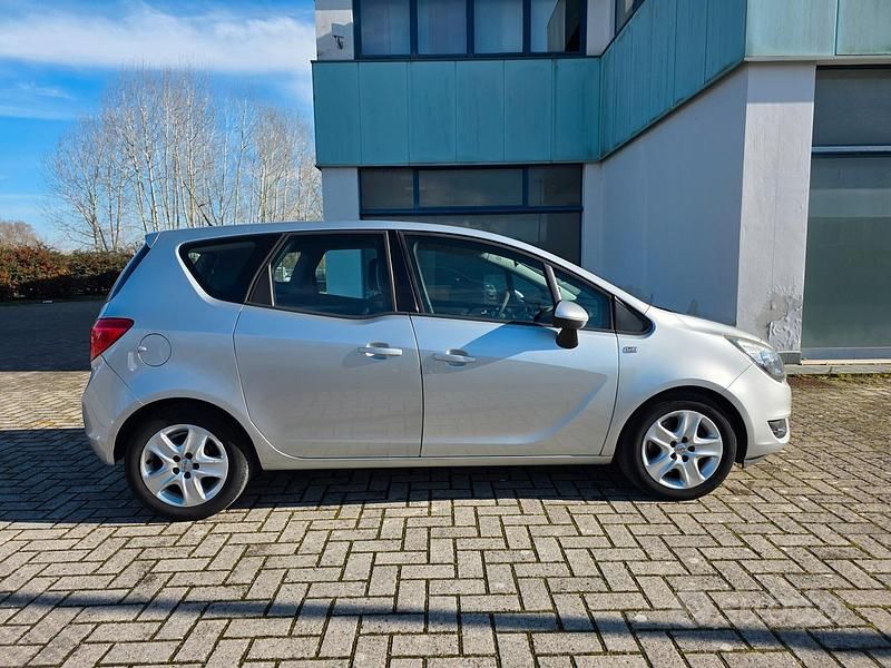 Usata Opel Meriva Design Edition 110 CV (80 kW) 2015 Grigio Monovolume