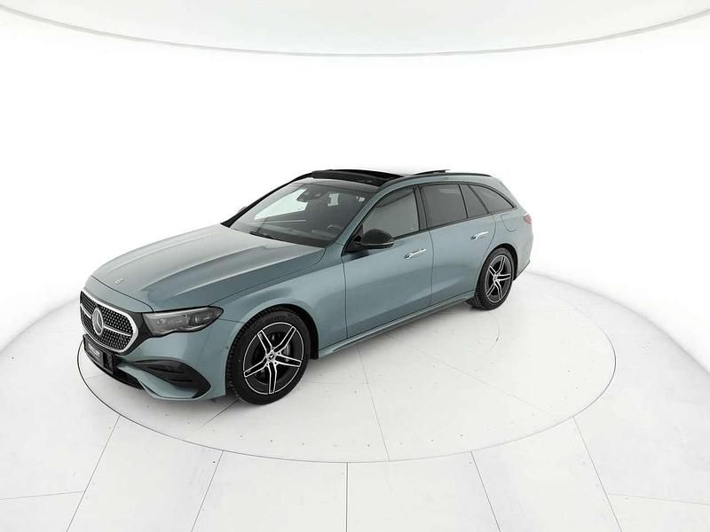 Usata Mercedes E300 AMG Line Premium Plus 313 CV (230 kW) 2024 Verde silver Station wagon