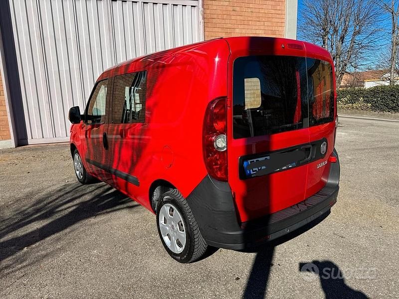 Usata Fiat Doblò 105 CV (77 kW) 2011 Rosso Monovolume
