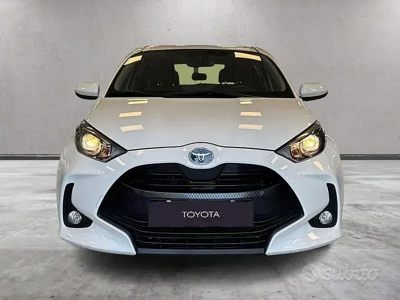 Usata Toyota Yaris Hybrid Active 116 CV (85 kW) 2022 Bianco Berlina