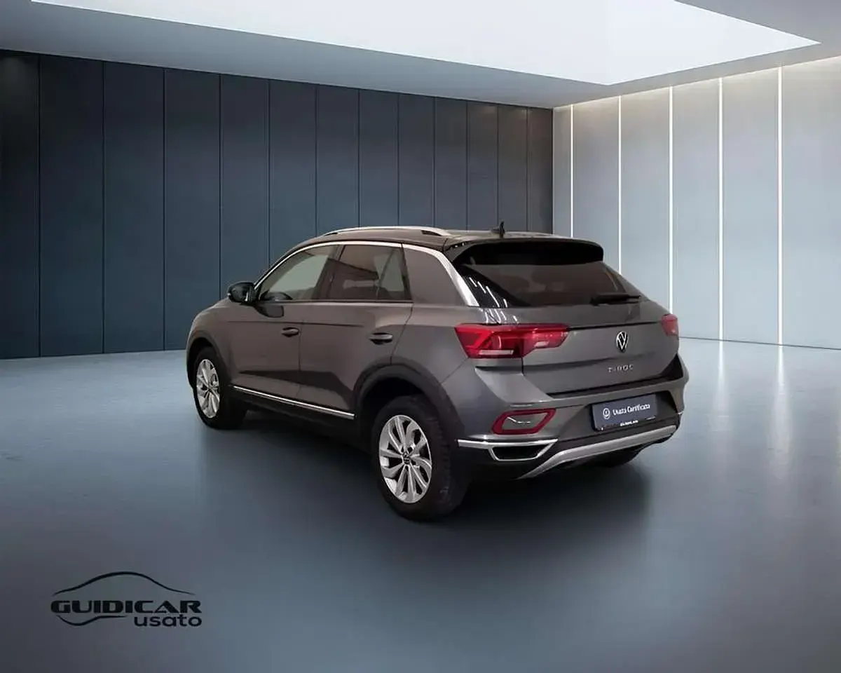 Usata VW T-Roc Style 110 CV (80 kW) 2023 Grigio metallizzato scuro SUV