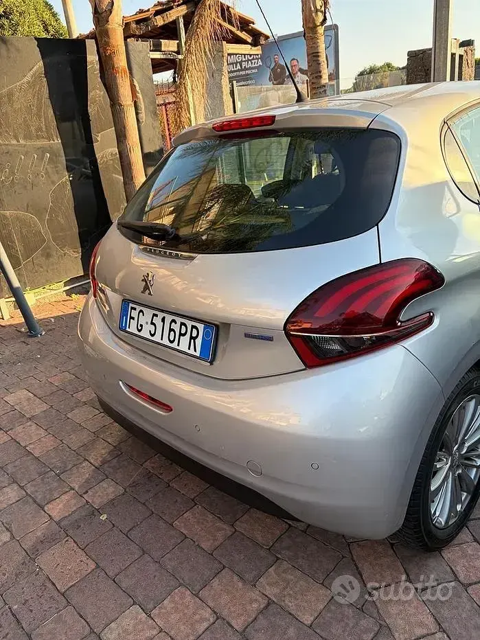 Usata Peugeot 208 Allure 75 CV (55 kW) 2017 Grigio Utilitaria