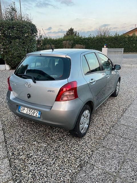 Grigio Usata 2008 Toyota Yaris Due volumi | 2000 € - Immagine 1/4