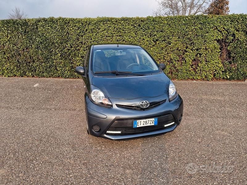 Usata Toyota Aygo Connect Style 69 CV (50 kW) 2014 Grigio Utilitaria