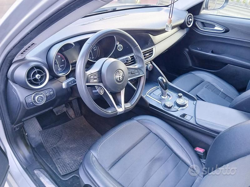 Usata Alfa Romeo Giulia 150 CV (110 kW) 2017 Grigio Berlina