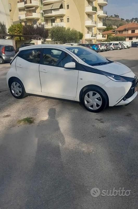 Usata Toyota Aygo 69 CV (50 kW) 2017 Bianco Utilitaria