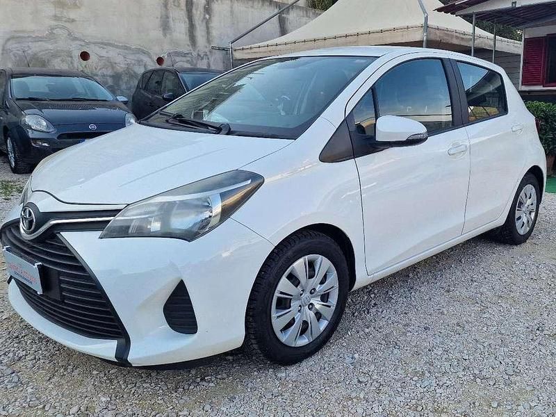 Usata Toyota Yaris Lounge 69 CV (50 kW) 2016 Bianco Berlina