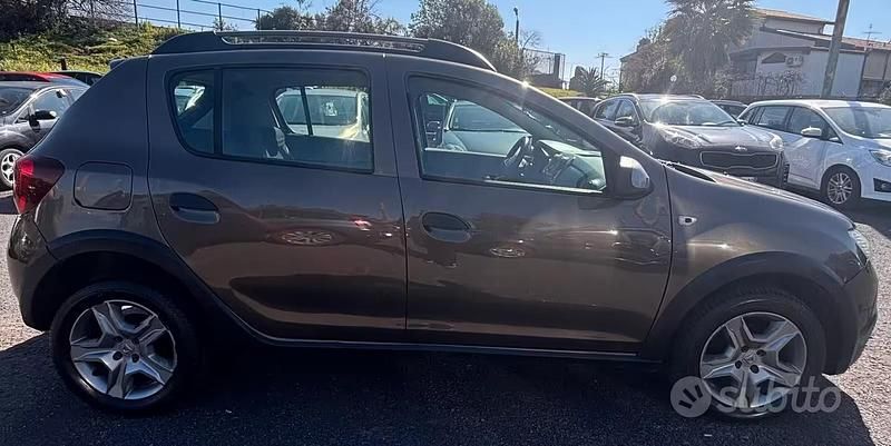 Usata Dacia Sandero Stepway 90 CV (66 kW) 2017 Marrone Berlina