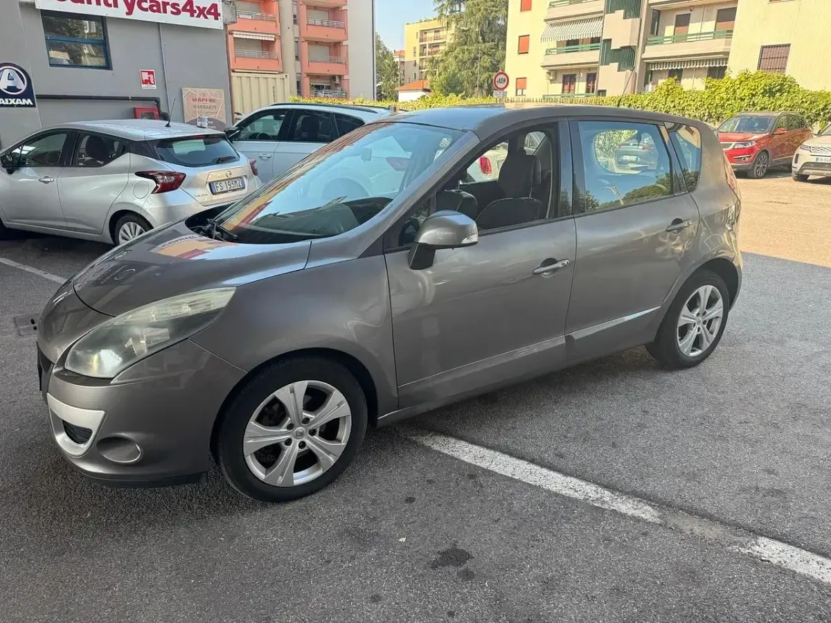 Usata Renault Scénic III Luxe 110 CV (80 kW) 2011 Grigio Monovolume
