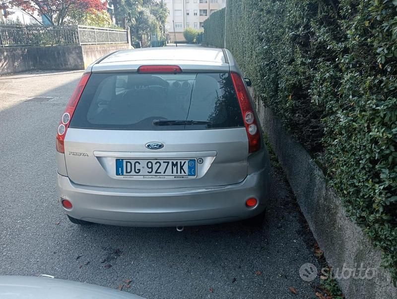Gebraucht Ford Fiesta 75 PS (55 kW) 2007 Grau Kleinwagen