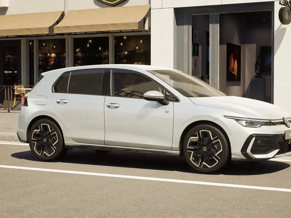Nuova VW Golf VIII R-line Plus 150 CV (110 kW) 2026 Dolomite silver metallizzato Berlina