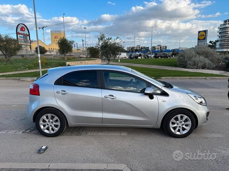 Usado Kia Rio 85 HP (62 kW) 2011 Sedan