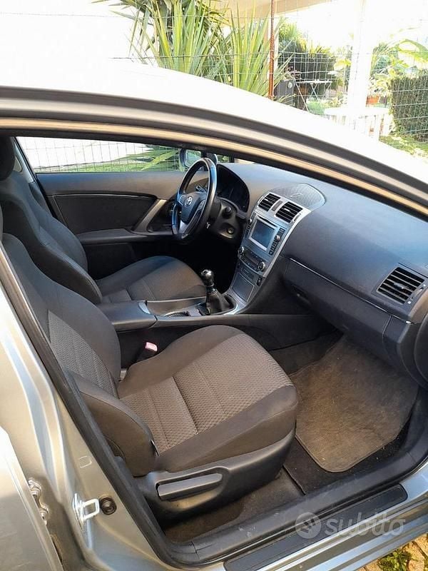 Usata Toyota Avensis T2 124 CV (91 kW) 2014 Grigio Berlina