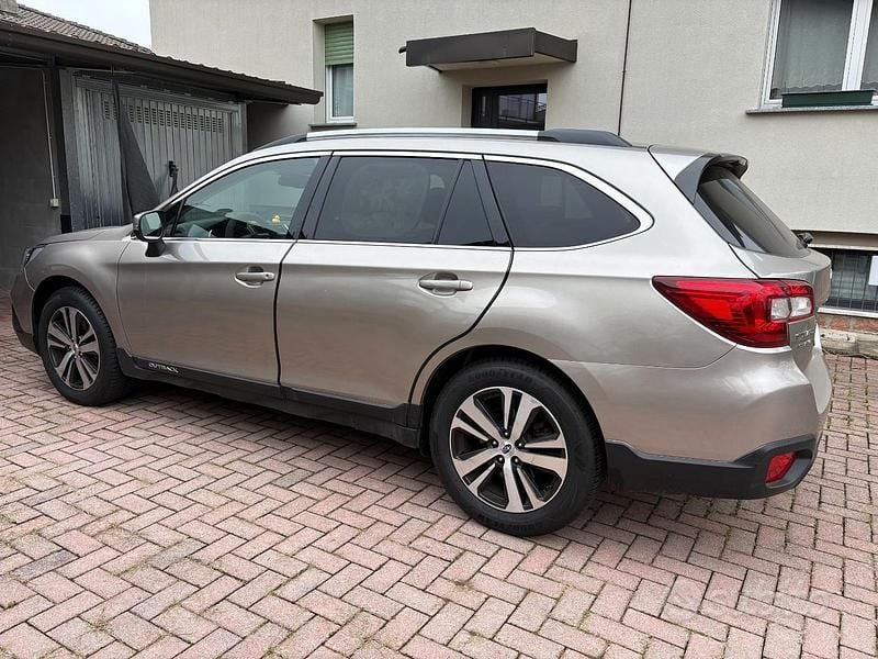 Usata Subaru Outback Premium 175 CV (128 kW) 2018 Grigio Station wagon