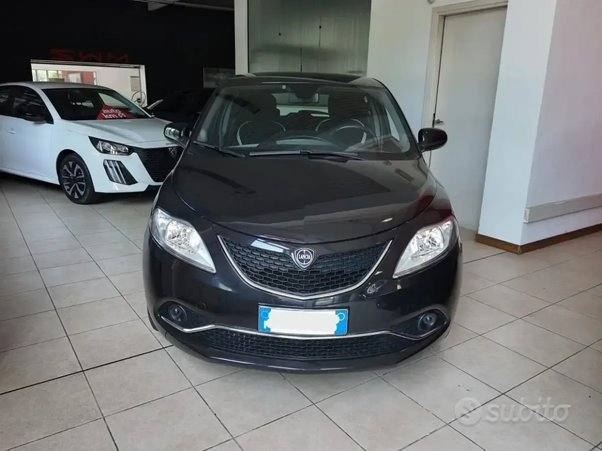 Usata Lancia Ypsilon Gold 69 CV (50 kW) 2018 Nero Utilitaria